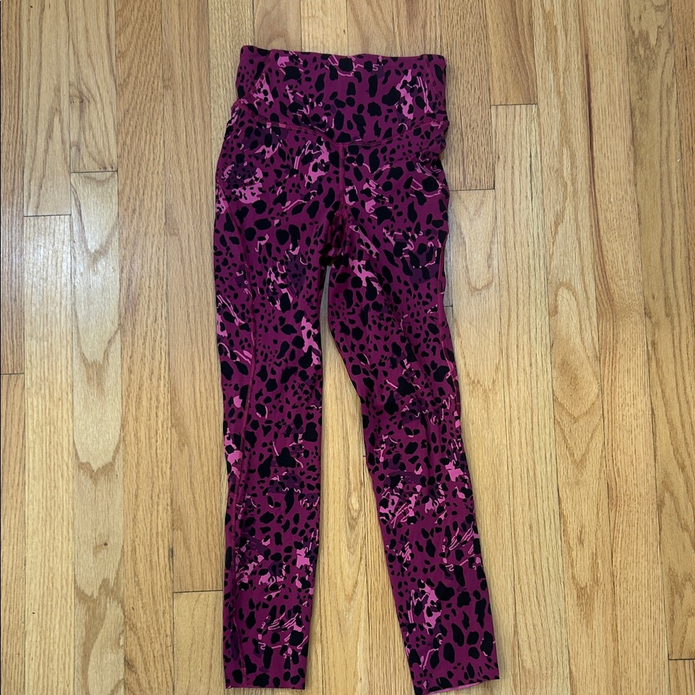 Stylish Lululemon Wunder Unders with special bottom (see picture)